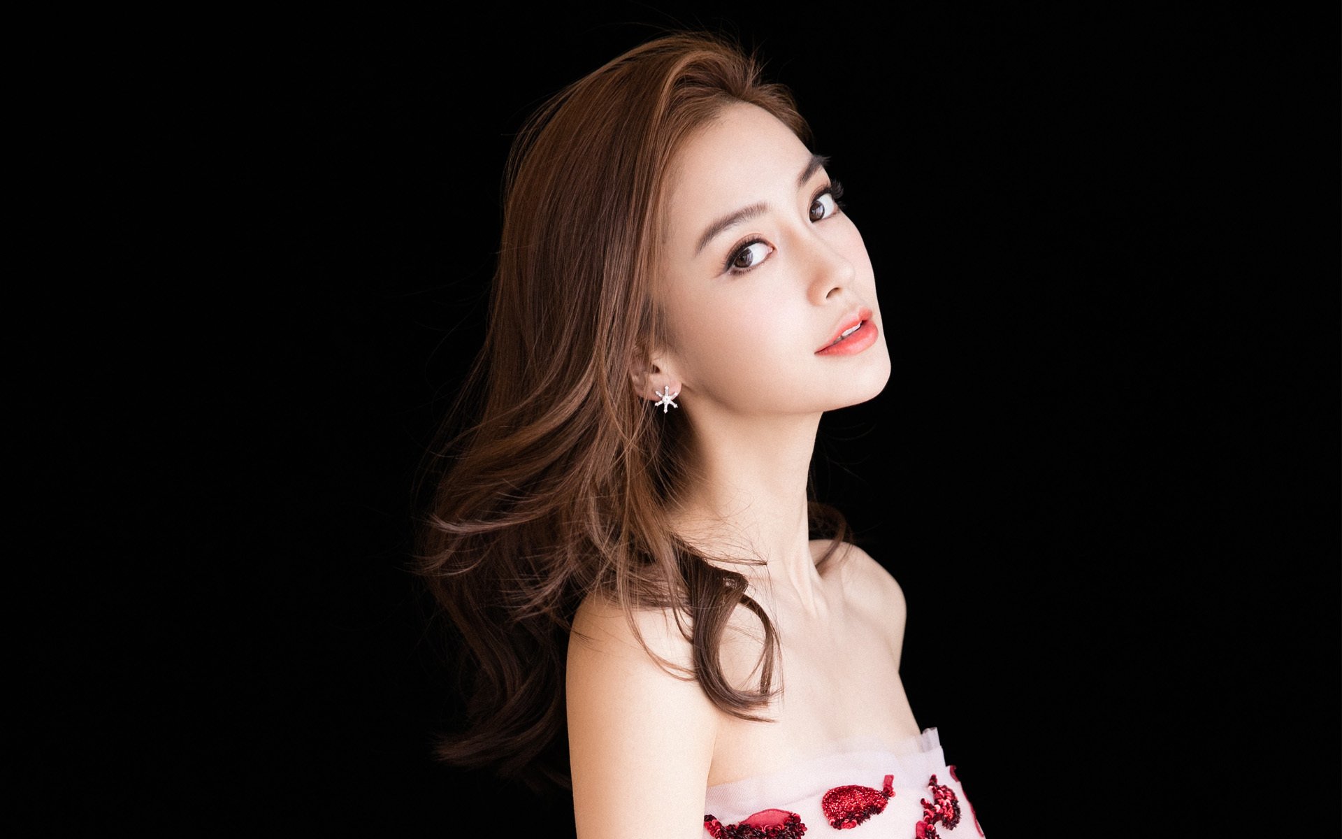 爱游戏-苏格兰橄榄球赛事观众席爆满，市场吸引力激增，苏格兰橄榄球队标