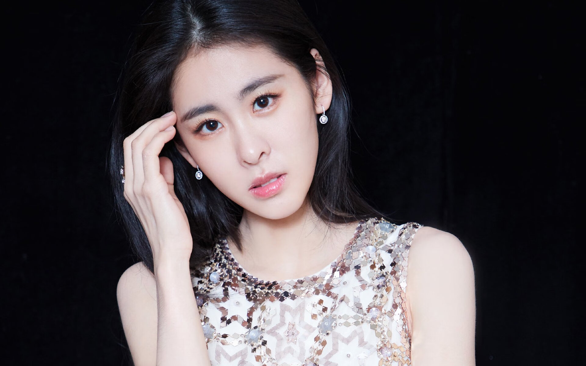 爱游戏官方-魔术小前锋连续五场抢断表现出色，魔术中锋